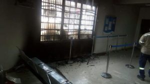 Incendian oficina de Edeeste en Sabana de la Mar