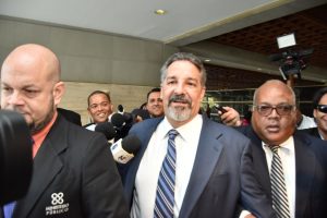 Llega a PGR Leoncio Almánzar para ser interrogado por venta terrenos Los Tres Brazos