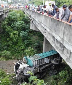 Cae camión desde un puente en autopista 6 de Noviembre 