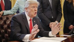 Donald Trump critica en Twitter fallo contra su decreto migratorio