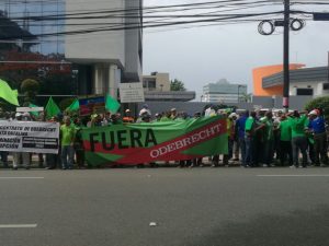 Manifestantes piquetean oficinas de Odebrecht en el país