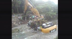 Denuncian retroexcavadora abandonada por alcaldía SFM dentro de río