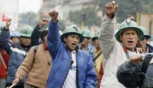Peruvian miners protest in the streets in Lima July 2, 2008. Workers have approved plans to strike at Freeport-McMoRan's Cerro Verde copper pit in Peru after holding a first-round vote on Wednesday, a union leader said.  REUTERS/Mariana Bazo   (PERU)
