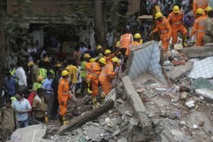Derrumbe de edificio deja al menos seis muertos en India