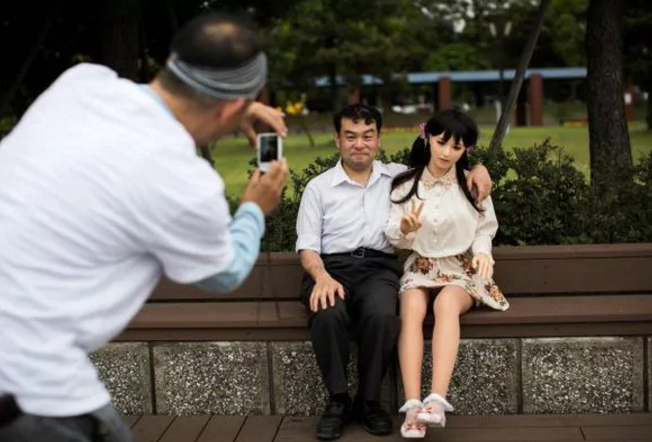 Japón: cada vez más hombres dejan a sus mujeres por costosas muñecas de silicona