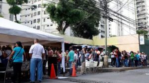 Pasada la hora de cierre, los centros electorales permanecen abiertos por la gran afluencia de votantes