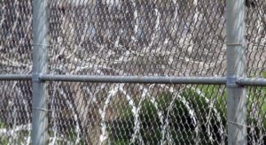 Escapan de un penal recién fortificado 13 reos en Guayana 