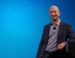 Ambos son vecinos de Seattle y se dedican a la tecnología. Bill Gates, fundador de Microsoft, filántropo activo y retirado de la actividad comercial, y Jeff Bezos, consejero delegado y fundador del mayor comercio del mundo, son los dos hombres más ricos del mundo. Gates ostentaba dicho honor desde mayo de 2013. 