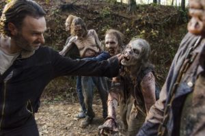 John Bernecker, especialista de 33 años que trabajaba en la octava temporada de la serie The Walking Dead, ha fallecido tras caer desde una altura de seis metros impactando con la cabeza en una superficie de hormigón. 