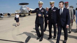 Macron busca limar rigideces tras renuncia del jefe Estado Mayor