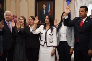 Presidente Medina juramenta a funcionarios INTRANT