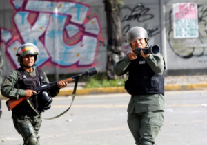 Venezuela: la policía chavista reprimió a los que marchaban hacia el Tribunal Supremo de Justicia