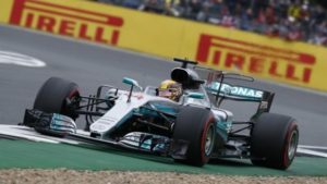 Lewis Hamilton consiguió por quinta ocasión la pole del Gran Premio Británico de la Fórmula Uno, al superar el sábado a sus rivales de Ferrari bajo condiciones lluviosas.