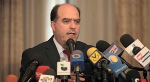 La oposición de Venezuela anunció el lunes la convocatoria de un plebiscito simbólico el 16 de julio para dar a los venezolanos la oportunidad de rechazar los planes del presidente Nicolás Maduro de reescribir la constitución.