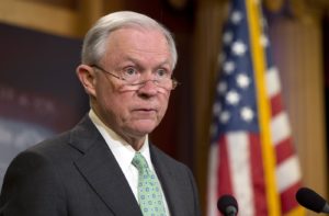 El fiscal general estadounidense, Jeff Sessions, descartó este jueves dimitir al día siguiente de que Donald Trump dijera públicamente que se arrepiente de haberle nombrado para el cargo.


“Me encanta este trabajo. Tengo previsto continuar hasta que sea apropiado”, dijo Sessions, con cara de circunstancias, en una rueda de prensa. Inquirido por una periodista que le preguntó si tenía sentido seguir en el cargo cuando carece de la confianza del presidente, él contestó: “Estamos sirviendo hoy. Tengo total confianza de que somos capaces de gestionar esta oficina de una manera efectiva”.

En una insólita reprimenda a su propio gobierno, Trump desautorizó el miércoles a su cúpula judicial. En una entrevista con el diario The New York Times, el presidente estadounidense dijo arrepentirse del nombramiento de Sessions al asegurar que no le habría designado si hubiese sabido que tendría que inhibirse de la investigación a los lazos rusos de su entorno.

“Sessions no tendría que haberse recusado y si iba a recusarse, debería habérmelo dicho antes de empezar el trabajo y hubiese escogido a otra persona”, dijo Trump al Times, un diario que suele criticar en su cruzada a los medios tradicionales. “Logra el trabajo, empieza el trabajo, se recusa, lo que francamente creo que es muy injusto con el presidente”.

Las palabras de Trump ponen en la cuerda floja a Sessions, un ferviente conservador. Y escenifican la ruptura con el que fue el primer senador en apoyar su candidatura electoral, en un momento en que el magnate inmobiliario era un paria en el universo republicano.

También evidencian la desesperación de Trump ante el desgaste constante de la sombra rusa en su sexto mes en la Casa Blanca. Un fiscal especial y el Congreso investigan si hubo algún tipo de coordinación entre el entorno del republicano y la presunta injerencia del Kremlin durante la campaña electoral.

El presidente parece interpretar como el inicio de todos sus males la recusación de Sessions en su papel de supervisor de la investigación del FBI al entorno de Trump. El exsenador por Alabama se apartó del caso en marzo tras destapar la prensa que, en su comparecencia de nominación en el Senado, ocultó sus reuniones en 2016 con el embajador ruso en Washington. Tras la renuncia de Sessions, adoptó ese papel el fiscal general adjunto, Rod Rosenstein.

En mayo, Trump despidió a James Comey como director del FBI. Inicialmente, alegó que lo hizo por recomendación de Sessions y Rosenstein por la gestión que había hecho del caso del correo de Hillary Clinton. Pero después admitió que también influyó en su decisión la investigación del FBI sobre Rusia. Ante la percepción de que su rol podía parecer politizado, Rosenstein decidió designar a un fiscal especial para indagar hasta el fondo en la trama rusa. El escogido fue Robert Mueller, un reputado exdirector del FBI.

En la entrevista, Trump dispara contra todos ellos, poniendo de nuevo en duda su respeto a la independencia judicial. Cuestiona que Rosenstein sea un verdadero republicano. El número dos de Justicia también minimizó este jueves los reproches del presidente. “Estoy orgulloso de estar aquí ayer, hoy y mañana. Trabajando cada día en tratar de avanzar las prioridades del departamento”, respondió en la rueda de prensa junto a Sessions, convocada para anunciar una operación judicial internacional.

Ante los periodistas del Times, Trump también acusa a Comey de orquestar un expediente con información comprometedora sobre el presidente para tratar de mantener su puesto de trabajo. Y sostiene que Mueller podría estar involucrado en conflictos de interés por los presuntos lazos demócratas de su equipo y le advierte de investigar asuntos no relacionados con la injerencia electoral rusa.

El presidente sugiere que Mueller cruzaría una línea roja si en sus pesquisas examinará las finanzas familiares de Trump. “Creo que es una violación. Mira, esto es sobre Rusia”, dijo. El magnate inmobiliario dejó abierta la posibilidad de pedir a Justicia que despidiera a Mueller, aunque eso se interpretaría fácilmente como un intento de obstrucción a la investigación y presumiblemente pondría a Trump en mayores aprietos.

Por otra parte, el mandatario minimizó el segundo encuentro, que no se conoció hasta el martes, que mantuvo con el presidente ruso, Vladímir Putin, en la cumbre del G20 a principios de julio. Dijo que hablaron 15 minutos al final de la cena oficial. Algunas informaciones periodísticas aseguran que duró una hora. Explicó que se intercambiaron “cumplidos” y conversaron sobre las quejas de Moscú a una ley estadounidense que sanciona a ciudadanos rusos relacionados con violaciones de derechos humanos.
