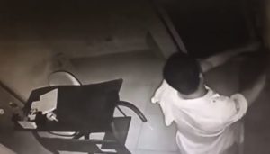 Cámara de seguridad capta ladrón robando en una ferretería
