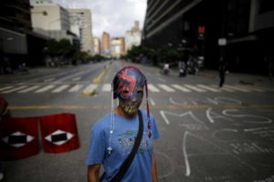 Venezuela: aumentan a 100 los fallecidos por protestas 