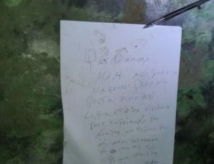 El cuerpo sin vida de un hombre de 23 años de edad fue hallado este martes en el interior de su vivienda, junto a una nota en la que explicaba a su madre que no podía seguir viviendo con tanto sufrimiento.