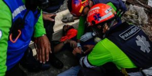 CAR25. CARACAS (VENEZUELA), 10/07/2017.- Personal médico auxilia a un manifestante herido durante el 