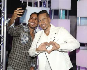 El astro de la bachata Romeo Santos, a la izquierda, se toma una selfie con su figura de cera durante su develación en el museo Madame Tussauds de Nueva York, el miércoles 19 de julio del 2017. (Foto por Greg Allen/Invision/AP)