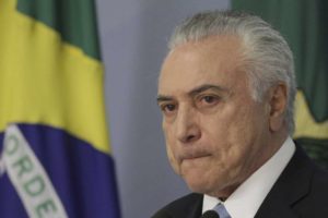 Temer sobrevive a votación para destituirlo gracias al apoyo de 263 diputados
