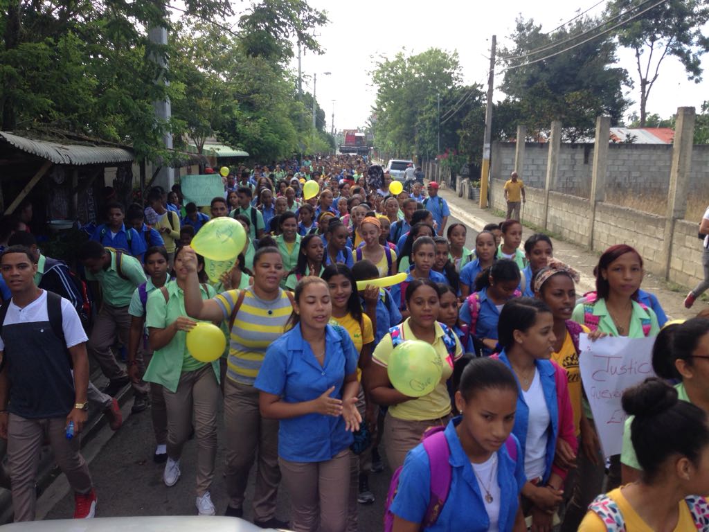 Estudiantes marchan en Cenoví en demanda de que aparezca adolescente embarazada