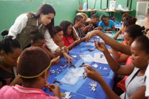 Con la finalidad de dotar a las mujeres de escasos recursos de habilidades que les permita insertarse en el mercado  productivo y laboral, la fundación Prosperanza que preside Judith Cury, trasladó sus talleres móviles hasta San Cristóbal, en donde 170 mujeres recibieron capacitación en diversas áreas.