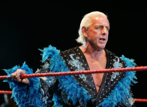 Ric Flair fue hospitalizado por problemas cardiacos. La representante de Flair Melinda Morris Zanoni dijo que “está sufriendo algunos duros problemas médicos” y pidió a los aficionados que mandaran fuerzas al 16 veces campeón mundial.