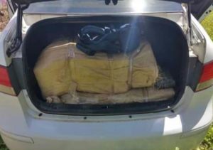 Encuentran carro con más de 100 kilos de supuesta droga en Sabana de la Mar