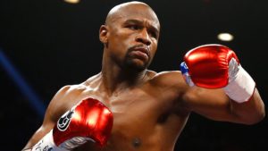 El boxeador estadounidense Floyd Mayweather obtendrá una bolsa económica de 100 millones de dólares por la pelea que sostendrá esta noche contra el peleador de aretes marciales mixtas Conor McGregor.