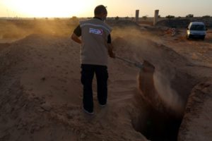 Túnez: hombre entierra a migrantes fallecidos en el mar