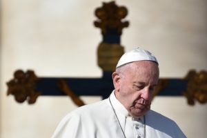 Pope Francis walks past a crucifix, during a weekly general audience at St Peter's square on November 16, 2016 in Vatican.  / AFP PHOTO / ALBERTO PIZZOLI