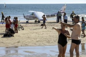 Una avioneta tuvo que hacer un aterrizaje de emergencia en una playa de Portugal el miércoles, matando a un hombre de 56 años y a una niña de 8 que estaban soleándose, informaron las autoridades.