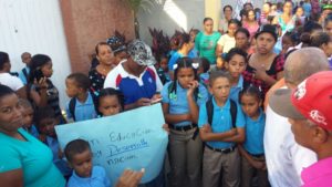 Residentes en Villa Pompa de Sabana Perdida reclaman contratación de 15 maestros 