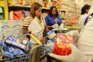 ProConsumidor decomisa alimentos con heces fecales en reconocido hipermercado