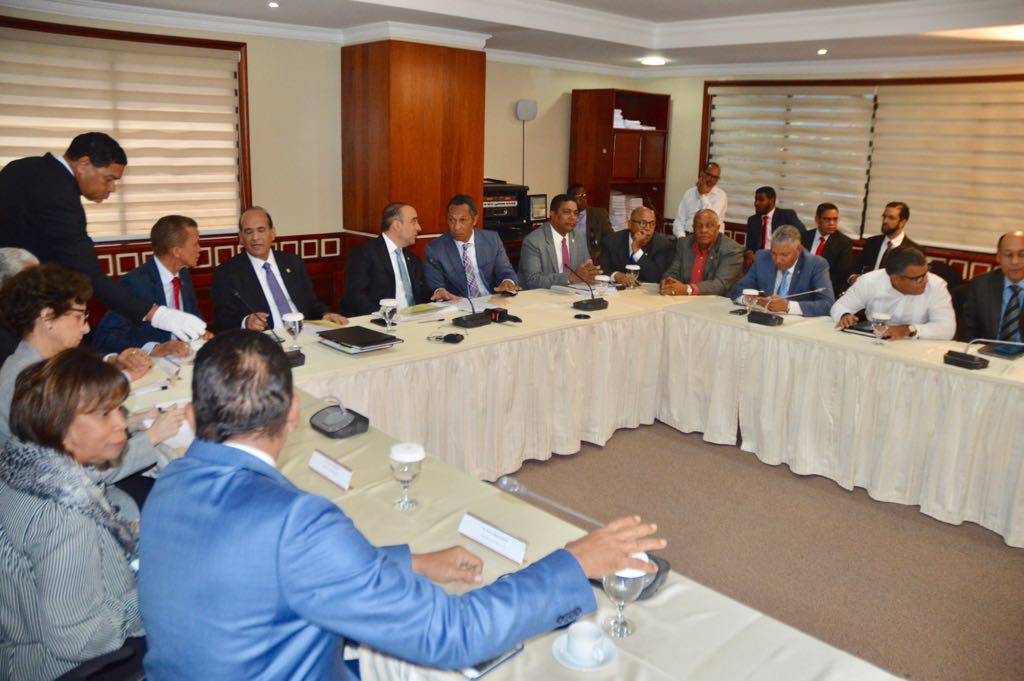 Comisión Ley de Partidos vuelve a recibir presidente JCE