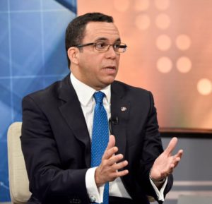 Ministro Educación llama a clases a 2.8 millones de estudiantes