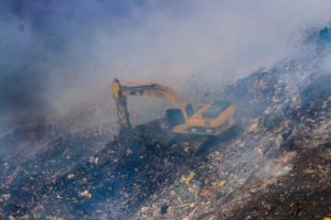 Alcaldía de Haina trabaja para sofocar incendio en el vertedero; denuncia manos criminales