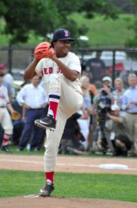 Pedro Martínez lanza en un juego caritativo