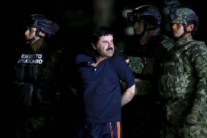 El funcionario que atrapó al hombre más buscado de México debió ser transferido con su familia a Estados Unidos para salvaguardar su integridad, después de que fuera objeto de amenazas y se concluyera que su vida estaba en peligro.
