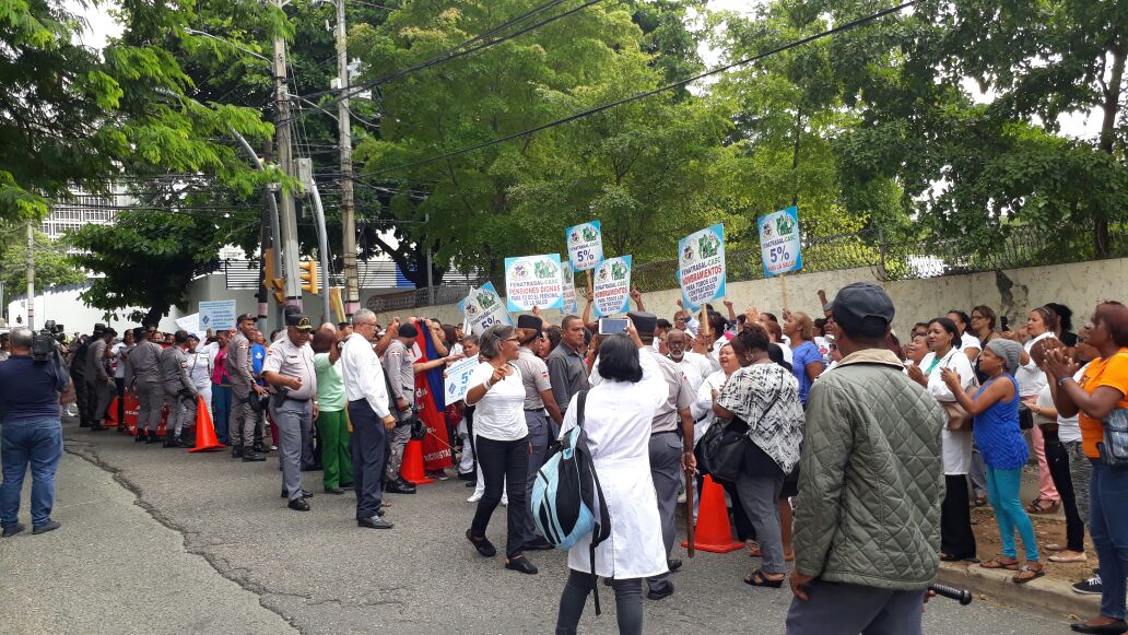 Trabajadores piquetean SNS por alegado incumplimiento de acuerdos