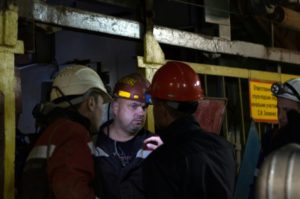 Rusia continúa buscando a los atrapados en mina inundada de Siberia