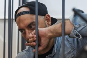 Dictan arresto domiciliario a director ruso de teatro