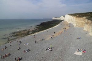 LONDRES (AP) — Una misteriosa nube tóxica que afectó a decenas de personas en la costa inglesa, provocándoles lagrimeo en los ojos, dolor de garganta y problemas respiratorios, informaron las autoridades el lunes.