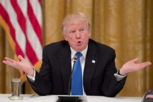 El presidente de Estados Unidos, Donald Trump, ha dicho este viernes que su Gobierno contempla varias opciones en la crisis de Venezuela y que no descarta 