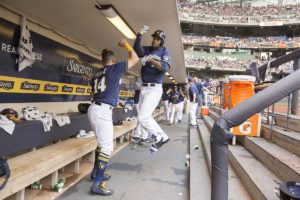Domingo Santana sacude jonrón de tres carreras y Cerveceros le ganan serie a Rojos