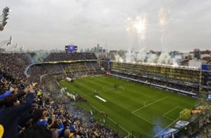 ARCHIVO - En imagen de archivo del 14 de mayo de 2017, los aficionados en el estadio La Bombonera de Buenos Aires, Argentina, esperan el inicio del partido entre Boca Juniors y River Plate. (AP Foto/Natacha Pisarenko, archivo)