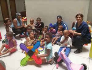 El Cata lleva sonrisas a niños con cáncer