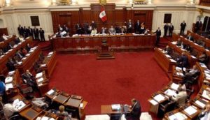 Congreso peruano obliga a renunciar a todos los ministros 