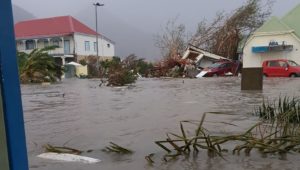 El gobernador de Puerto Rico, Ricardo Rosselló, informó hoy que fallecieron tres personas en hechos relacionados con las malas condiciones climatológicas causadas por el paso del huracán Irma, mientras que los mayores incidentes que se han registrado son árboles y postes eléctricos caídos.